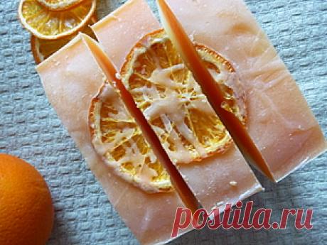 Мыло 'с нуля' Оранжевое настроение Сегодня я окончательно прочувствовала, что весна наступила! Яркое и теплое солнышко светило в глаз и совсем не хотелось от него прятаться. Да уж, соскучились! И мастер-класс был готов, но не было названия. А вот встало все на свои места и сама жизнь подсказала, что быть сегодня оранжевому настроению (т.е. солнечному!). Давайте варить настоящее мыло, мягенькое, веселенькое, вкусненькое!