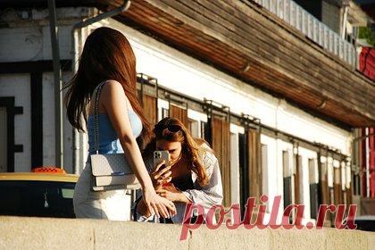 Россиянам дали советы по использованию смартфона в жару. Руководитель отдела телефонии розничной сети МТС Наталья Голицына в беседе с РИА Новости рассказала, каким образом следует использовать смартфон в жаркую погоду. Она призвала носить гаджет без чехла, а также не открывать тяжелые приложения, включая онлайн-игры и видеоредакторы.