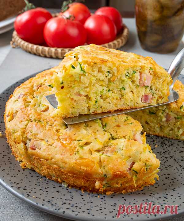 Кабачковый пирог с ветчиной на Вкусном Блоге Очень вкусный закусочный пирог с влажным мякишем и насыщенным вкусом. Тертый кабачок придает пирогу сочность, а ветчина – сытность  и легкий аромат копчености. Такой пирог вкуснее всего есть теплым – в таком случае его можно подать просто с кружкой чая и выдать за завтрак 😉 Еще он безумно хорош вприкуску…