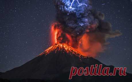 What a pa-lava! Designer captures moment lighting bolt clashes with erupting volcano!