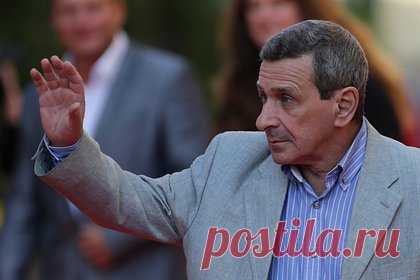 Актер Смолкин высказался о смене гражданства сыном-фигуристом. Российский актер Борис Смолкин высказался о смене спортивного гражданства своим сыном — фигуристом Глебом Смолкиным. «Это было естественное желание 23-летнего мальчика выступать, а не просто тренироваться себе в стол. Поэтому они тренируются и живут в США», — заявил Смолкин-старший.