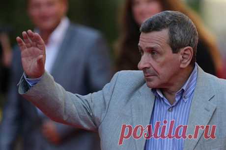 Актер Смолкин высказался о смене гражданства сыном-фигуристом. Российский актер Борис Смолкин высказался о смене спортивного гражданства своим сыном — фигуристом Глебом Смолкиным. «Это было естественное желание 23-летнего мальчика выступать, а не просто тренироваться себе в стол. Поэтому они тренируются и живут в США», — заявил Смолкин-старший.