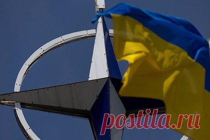 В НАТО не захотели использовать слово «членство» в отношении Украины на саммите. В НАТО не захотели использовать слово «членство» в отношении Украины в коммюнике саммита организации в Вильнюсе. Согласно публикации, за аккуратный выбор слов выступили президент США Джо Байден и канцлер Германии Олаф Шольц. Киев выступал за указание того, что помощь не заменяет членство в альянсе.