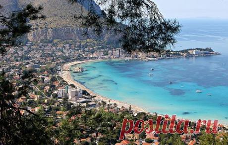 #Mondello #Sicily #Italy - A #small_town near the city of #Palermo edged between two cliffs. Great #beach and #seafood. Get some great #trip_ideas and start planning your next trip! See More: RoutePerfect.com
| Pinterest