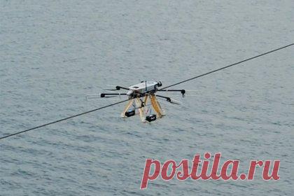 В России создали «Канатоход» для работы в Саудовской Аравии. Российская компания «Лаборатория будущего» создала дрон «Канатоход», который с 2023 года успешно применяют для обслуживания и ремонта линий электропередачи в Саудовской Аравии, сообщил директор организации Александр Лемех. В 2023 году компания изготовила около ста больших дронов.