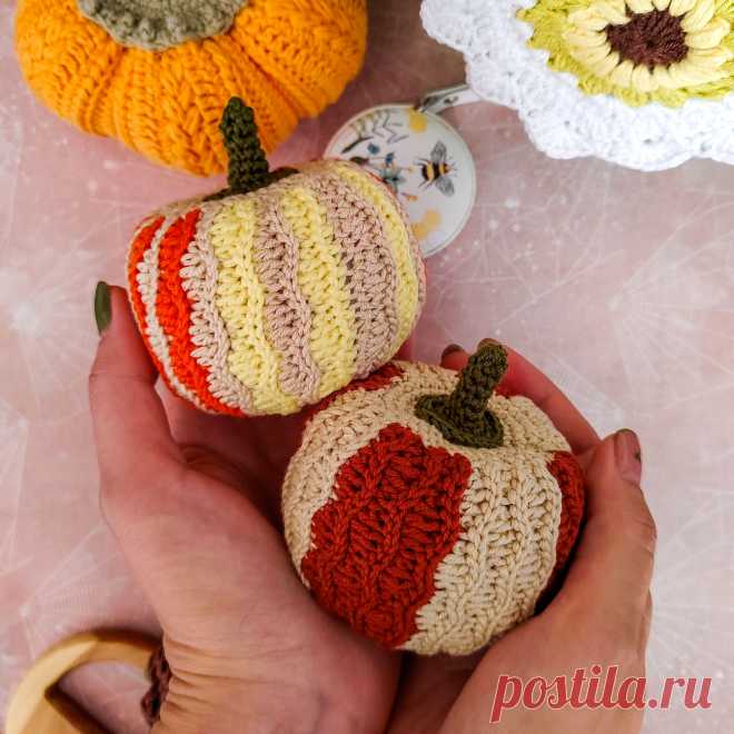PDF Тыковка крючком. FREE crochet pattern; Аmigurumi toy patterns. Амигуруми схемы и описания на русском. Вязаные игрушки и поделки своими руками #amimore - маленькая тыква из обычной пряжи, декоративный овощ на праздник Хеллоуин, тыковка.