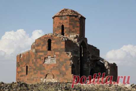 ՄՐԵՆԻ ԿԱԹՈՂԻԿԵ ԵԿԵՂԵՑԻ 639թ
Լուսանկարված ՀՀ տարածքից։
Մի Անի էլ Մրենն է,սահմանի բերանին ու Թուրքիայի տարածքում մնացած
Գմբեթավոր բազիլիկ տիպի հայկական եկեղեցի Kingdom of Armenia-Մեծ Հայքի Ararat Այրարատ նահանգի Շիրակ գավառում:Գտնվում է`Ախուրյանի աջափնյա գետեզրի մոտ,Բագարանից ոչ հեռու,պատմական Մրեն քաղաքի տարածքում:Սեբեոսի վկայությամբ կառուցվել է իշխան Դավիթ Սահառունու կողմից,շինարարությունն ավարտվել է 639-640թթ:
Պատկանում է գմբեթավոր բազիլիկ եկեղեցիների տիպին,լայնությունը 20մ