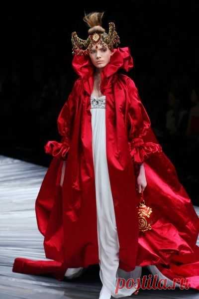 Designer: Alexander McQueen 2