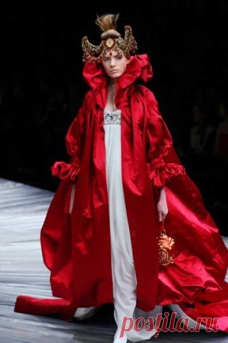 Designer: Alexander McQueen 2