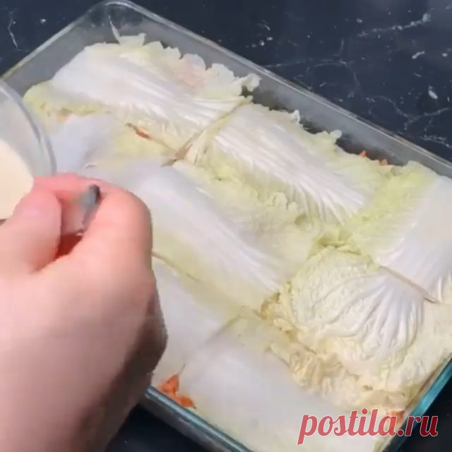 Готовим «ПП Лазанью» 👨🏼‍🍳
⠀
У меня на большую форму ушло:
Капуста 1 кг ✅
Фарш 800 гр ✅
Лук 1 шт ✅
Морковь 2 шт ✅
Чеснок 5 зубчиков ✅
Томаты протертые 500 гр ✅
Сметана 200 гр ✅
Сыр 150 гр ✅
Вода 500 мл. ✅
Зелень 20 гр ✅
Соль и специи по вкусу ✅
⠀
1.Берём любую капусту, у меня сегодня пекинская но можно и белокочанную. Отделяем листья и заливаем на несколько минут кипятком. Затем нужно срезать толстую белую часть листа, либо немного отбить её молоточком как отбивную и тог...
