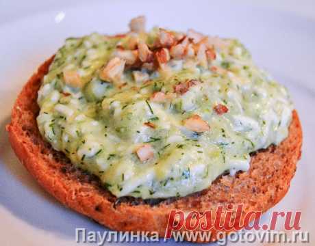 Кабачковая закуска. Рецепт с фото Кабачок тушат до готовности, смешивают с чесноком и свежим укропом, а затем пюрируют. К получившейся однородной массе добавляют брынзу. Подают на поджаренном хлебе, украсив измельченными грецкими орехами.
