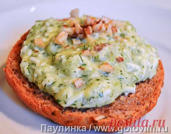 Кабачковая закуска. Рецепт с фото Кабачок тушат до готовности, смешивают с чесноком и свежим укропом, а затем пюрируют. К получившейся однородной массе добавляют брынзу. Подают на поджаренном хлебе, украсив измельченными грецкими орехами.