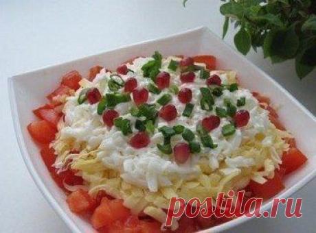 Рыбный салат &quot;Флагман&quot;

Ингредиенты:
Рыба красная (солёная) — 200 г
Яйцо — 4 шт
Сыр — 100 г
Помидор — 2 шт
Майонез
Соль, молотый перец

Приготовление:
1.Красную рыбу порезать кубиками вместе с помидорами, яйца отварить, отделить белки, натереть на крупной тёрке вместе с сыром, желтки натереть на мелкой тёрке.
2.Выкладывать салат слоями: рыбу, сверху присыпать желтками, помидорами, далее посыпать сыром, и вверх посыпать белком тёрты.

Приятного аппетита!