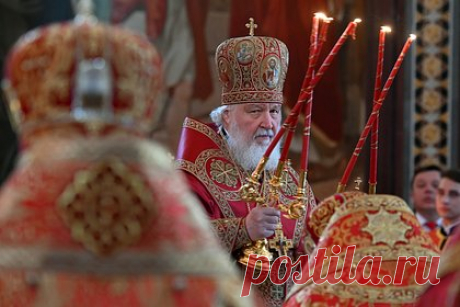 Патриарх Кирилл рассказал предысторию возвращения РПЦ «Троицы» Рублева. Патриарх Кирилл рассказал, что изначально просил администрацию президента предоставить икону «Троица» Андрея Рублева лишь на две недели. Об этом сообщается в стенограмме заседания Священного Синода, опубликованной на сайте РПЦ. Предстоятель РПЦ рассказал, что просил выдать икону к 4 июня.