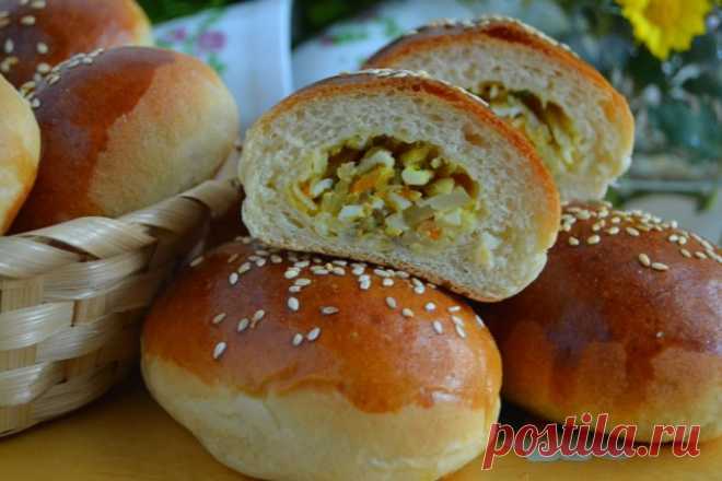Пирожки с капустой и яйцом Из простых и доступных продуктов всего лишь за час с небольшим можно приготовить вкуснейшие, сытные пирожки из быстрого дрожжевого теста. Чтобы приготовить пирожки с капустой и яйцом в духовке подготовим необходимые продукты. Капусту, морковь с луком помоем в проточной воде и...
