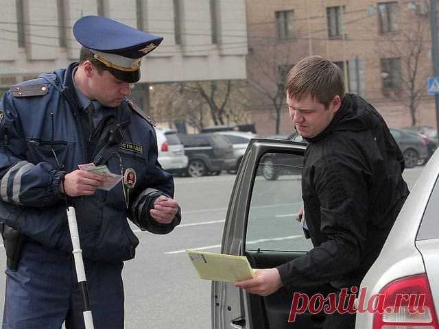 Почему лучше не соглашаться на просьбу ГИБДД-шника пройти в патрульное авто Причины, по которым ГИБДД-шник просит пройти в патрульное авто - почему этого лучше не делать и как реагировать на просьбу. Законные основания для приглашения в служебный транспорт.