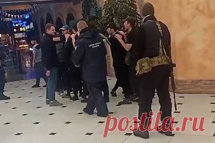 Силовики в масках и с автоматами увезли мигрантов с фуд-корта в ТЦ на Урале. В Екатеринбурге силовики в масках и с автоматами увезли мигрантов с фуд-корта в торговом центре (ТЦ) «Гринвич». Об этом сообщает уральский портал E1.ru. По сведениям издания, гости развлекательного учреждения в понедельник, 11 декабря, делились видеороликами, на которых из здания выводят вереницу иностранных граждан.