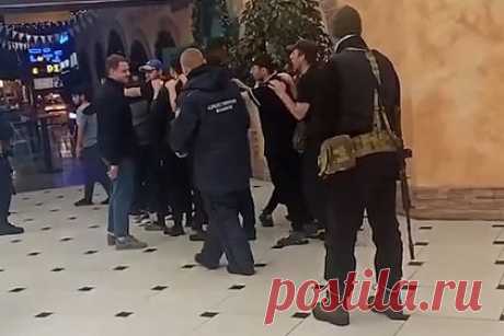 Силовики в масках и с автоматами увезли мигрантов с фуд-корта в ТЦ на Урале. В Екатеринбурге силовики в масках и с автоматами увезли мигрантов с фуд-корта в торговом центре (ТЦ) «Гринвич». Об этом сообщает уральский портал E1.ru. По сведениям издания, гости развлекательного учреждения в понедельник, 11 декабря, делились видеороликами, на которых из здания выводят вереницу иностранных граждан.