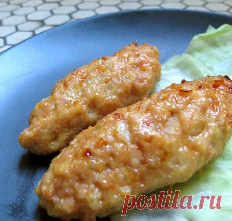 Куриные колбаски из фарша - пошаговый кулинарный рецепт приготовления с фото, шаг за шагом.
 Ингредиенты
	Чеснок - 2зубчика
	Имбирь - 1 шт. (с большой палец)
	Репчатый лук - 1 шт.
	Сакэ - 3 ст.л.
	Фарш куриный - 500 г
	Сахар - 1/2 ч.л.
	Растительное масло - 1 ст.л.
	Мука - 2 ст.л.
	Соль - по вкусу
	Для соуса: -
	Вино - 1/4 стакана
	Сакэ - 2 ст.л.
	Соевый соус - 1/3 стакана
	Сахар - 2 ст.л.