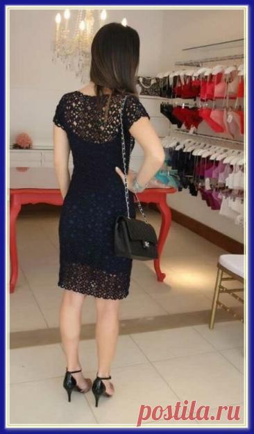 Платье "Загадочная бразильянка" крючком "королевским" мотивом
Это платье связано красивым мотивом, который носит название "королевский". Платье смотрится очень эффектно, особенно в этом темно-синем цвете. В отличие от многих моделей, связанных крючком, это платье не теряет своей актуальности, видимо, за счет классического фасона. Его можно отнести к традиционному "маленькому черному платью". Это означает, что его уместно надеть и в мир, и в пир.