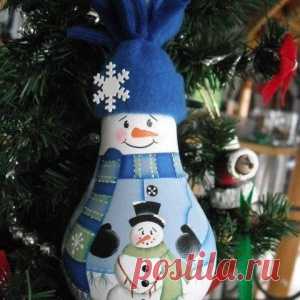 Елочные игрушки из лампочек.