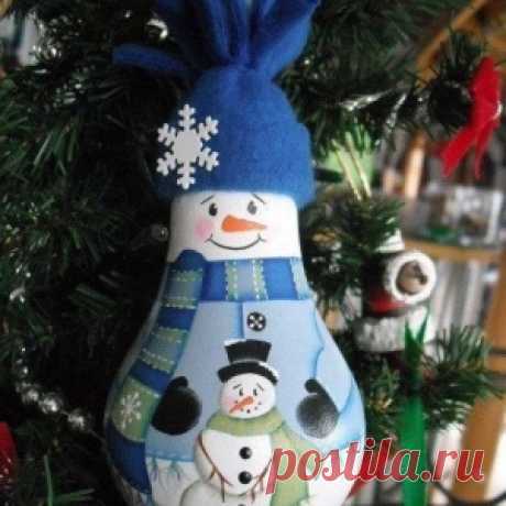 Елочные игрушки из лампочек.