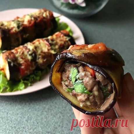 ВКУСНАЯ ЗАКУСКА ИЗ БАКЛАЖАНОВ
Итого на 100 грамм 73 ккал
Б/Ж/У 7.9 / 2.9 / 3.3

ИНГРЕДИЕНТЫ:
Фарш индейки 500 г
Баклажаны 3 шт
Перец болгарский 2 шт
Зелень 20 г
Соль, специи по вкусу

ПРИГОТОВЛЕНИЕ:
Болгарский перец и зелень мелко порезать, добавить к фаршу и перемешать.
Влажными руками сформировать шарики.
Баклажаны тонко нарезать вдоль.
Обжарить ломтики на смазанной маслом антипригарной сковороде по одной минутке с каждой стороны до мягкости.
В каждую полоску баклажана з...