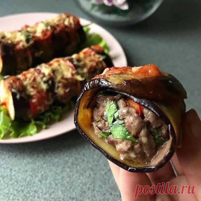 ВКУСНАЯ ЗАКУСКА ИЗ БАКЛАЖАНОВ
Итого на 100 грамм 73 ккал
Б/Ж/У 7.9 / 2.9 / 3.3

ИНГРЕДИЕНТЫ:
Фарш индейки 500 г
Баклажаны 3 шт
Перец болгарский 2 шт
Зелень 20 г
Соль, специи по вкусу

ПРИГОТОВЛЕНИЕ:
Болгарский перец и зелень мелко порезать, добавить к фаршу и перемешать.
Влажными руками сформировать шарики.
Баклажаны тонко нарезать вдоль.
Обжарить ломтики на смазанной маслом антипригарной сковороде по одной минутке с каждой стороны до мягкости.
В каждую полоску баклажана з...