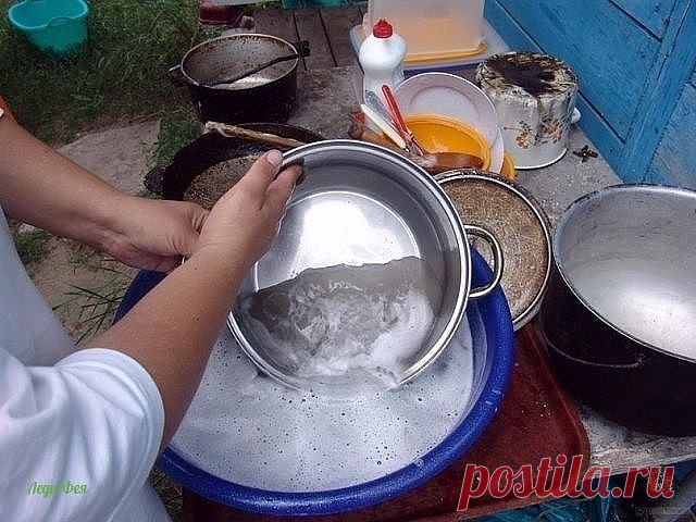 Как отчистить сковородки до блеска
1/2 чашки соды
1 чайная ложка жидкости для мытья посуды
2 столовые ложки перекиси водорода
 
Смешиваем до тех пор, пока не станет похоже на взбитые сливки (при необходимости доливаем еще перекиси), наносим на грязную поверхность и оставляем минут на 10.
 
После этого берем жесткую губку, хорошенько трем и смываем всё!
Всё просто, чисто, и безопасно!