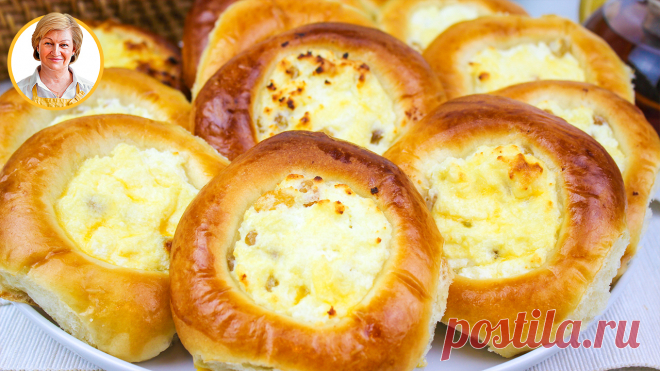 Воздушные ватрушки с творогом и изюмом. Воздушные ватрушки с творогом и изюмомПриготовить тесто. Тёплое молоко, дрожжи, сахар, перемешать. Если вы в своих дрожжах не уверены, оставьте смесь на 10-15 минут, до появления пенной шапочки, если этого не произойдет значит дрожжи не активные и нужно использовать другие. В чаше для замешивания теста смешать муку и соль. Сразу всю муку не добавляйте как указано в рецепте, муки может уйти чуть меньше или больше, в зависимости от качества муки и её…