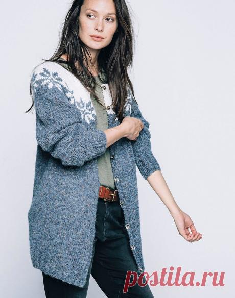 Кардиган с норвежским узором на кокетке

Этот кардиган связан в несколько нитей из трех разных видов пряжи.
РАЗМЕРЫ

XS/S (M–L–XL–XXL) XXXL; обхват груди: 88 (97–103– 111–117) 126 см; 
общая длина: 70 (71–71–72–73) 74 см; 
длина рукава: 47 см для всех размеров. 
Длину можно варьировать.

ВАМ ПОТРЕБУЕТСЯ

Пряжа Merinoull (100% мериносовой шерсти; 105 м/ 50 г) – 7 (8–9–9–10) 11 мотков (по 50 г) серо-синей и 1 (2–2–2–2) 2 мотка (по 50 г) молочно-белой; пряжа Tweed (40% шерсти...