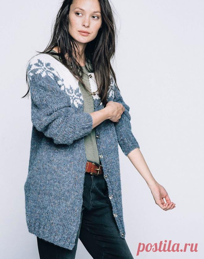 Кардиган с норвежским узором на кокетке

Этот кардиган связан в несколько нитей из трех разных видов пряжи.
РАЗМЕРЫ

XS/S (M–L–XL–XXL) XXXL; обхват груди: 88 (97–103– 111–117) 126 см; 
общая длина: 70 (71–71–72–73) 74 см; 
длина рукава: 47 см для всех размеров. 
Длину можно варьировать.

ВАМ ПОТРЕБУЕТСЯ

Пряжа Merinoull (100% мериносовой шерсти; 105 м/ 50 г) – 7 (8–9–9–10) 11 мотков (по 50 г) серо-синей и 1 (2–2–2–2) 2 мотка (по 50 г) молочно-белой; пряжа Tweed (40% шерсти...