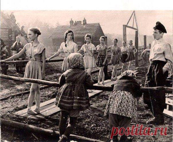 Вагановское хореографическое училище в эвакуации в Перми.
Это уникальное фото. Вагановское училище (Ленинградское) было эвакуировано в Пермь. Да и в Перми, как и во всем СССР, жилось несладко - всё работало на фронт! Эти полуголодные девочки делают станок на улице, потому что нет помещения, нет зала. И самое удивительное, что культура не загнулась, не угасла, приходили все новые и новые местные желающие заниматься. Благодаря этому факту сейчас в Перми сильнейшие балетные традиции.