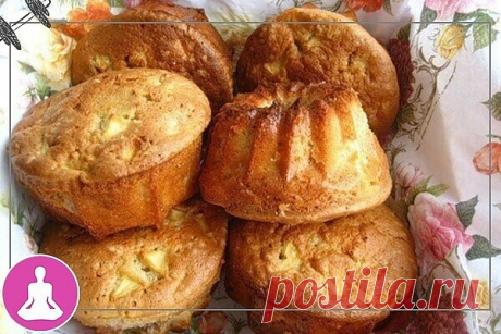 Вкуснейшие банановые кексы с яблоками
      
Итого на 100 грамм 156 ккал
Б/Ж/У 6.7 / 4.6 / 21.5
 
Ингредиенты:
Бананы - 2 шт
Яйца - 4 шт
Овсяные хлопья мелкие (нордик)- 150 г
Яблоко - 1 шт
Имбирь - по вкусу
Разрыхлитель (сода гашеная уксусом) - 1 ч. л
 
Приготовление:
Банан пюрировать блендером. Добавить яйца и взбивать около минуты. Сухие ингредиенты перемешать, постепенно добавить яичную смесь. Яблоко нарезать небольшими кубиками и добавить в смесь. Формочки слегка смаза...