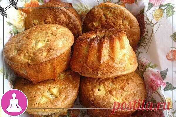 Вкуснейшие банановые кексы с яблоками
      
Итого на 100 грамм 156 ккал
Б/Ж/У 6.7 / 4.6 / 21.5
 
Ингредиенты:
Бананы - 2 шт
Яйца - 4 шт
Овсяные хлопья мелкие (нордик)- 150 г
Яблоко - 1 шт
Имбирь - по вкусу
Разрыхлитель (сода гашеная уксусом) - 1 ч. л
 
Приготовление:
Банан пюрировать блендером. Добавить яйца и взбивать около минуты. Сухие ингредиенты перемешать, постепенно добавить яичную смесь. Яблоко нарезать небольшими кубиками и добавить в смесь. Формочки слегка смаза...