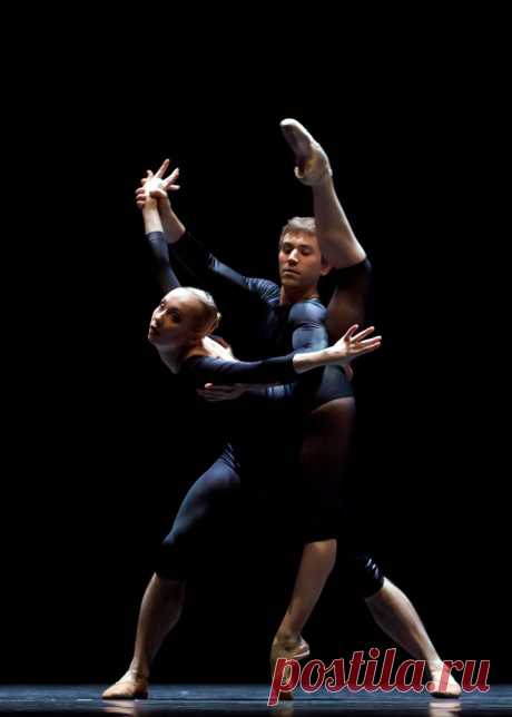 books0977:
“Anna Merkulova and Jon Vallejo in William Forsythe’s Neue Suite, Lucinda Childs Dance, October 2012. © Costin Radu.
Dancing with immense command and crispness, Anna Merkulova got the In...