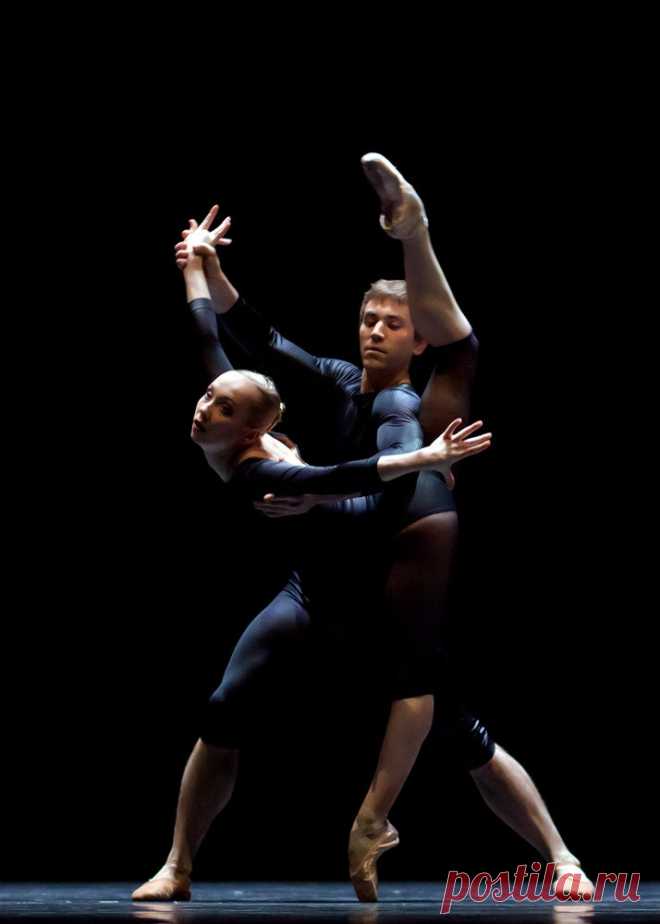 books0977:
“Anna Merkulova and Jon Vallejo in William Forsythe’s Neue Suite, Lucinda Childs Dance, October 2012. © Costin Radu.
Dancing with immense command and crispness, Anna Merkulova got the In...