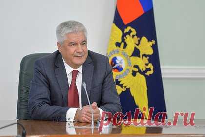 Глава МВД России Колокольцев наградил 14 отважных детей за помощь полицейским. Глава МВД России Владимир Колокольцев наградил 14 отважных детей и подростков за помощь, которую они оказали полицейским при поимке преступников и предотвращении правонарушений. В Международный День защиты детей, который празднуется 1 июня, министр отметил школьников, проявивших отвагу и мужество.