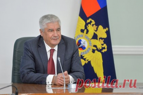 Глава МВД России Колокольцев наградил 14 отважных детей за помощь полицейским. Глава МВД России Владимир Колокольцев наградил 14 отважных детей и подростков за помощь, которую они оказали полицейским при поимке преступников и предотвращении правонарушений. В Международный День защиты детей, который празднуется 1 июня, министр отметил школьников, проявивших отвагу и мужество.