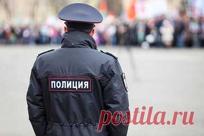 В России двое мужчин отвлеклись от рытья в мусорном баке и избили полицейского. Следователи Краснодара возбудили уголовное дело в отношении двух местных жителей, которые избили полицейского и курсанта университета МВД после вопроса, зачем они роются в мусорном баке. Им предъявили обвинение в применении опасного для жизни и здоровья насилия в отношении сотрудников полиции.