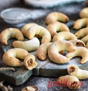 ​Песочные рогалики с орехово-медовой начинкой Ингредиенты:Сливочное масло &mdash; 100 г&nbsp;Мука &mdash; 200 г&nbsp;Сахар &mdash; 20 г&nbsp;Холодная вода &mdash; 50 млДля начинки:Орехи &mdash; 200 г
Корица &mdash; ½ ч. л.
Мед &mdash; 100 г&nbsp;Сахарная пудра &mdash; для присыпкиПриготовление:1. В глубокую миску просеять муку,...