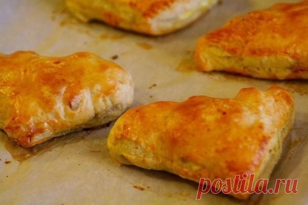 ​Пирожки с яйцами и ветчиной 
Ингредиенты: Тесто слоеное 500 г
Масло сливочное 15 г Куриное яйцо 7 шт. Укроп 0,5 ч. л. Соль 0,5 ч. л. Перец черный молотый 0,5 ч. л. Ветчина 240 г Мука 2 ст. л. Чеддер 120 гПриготовлениеДостать тесто из холодильника приблизительно за 1 час,...