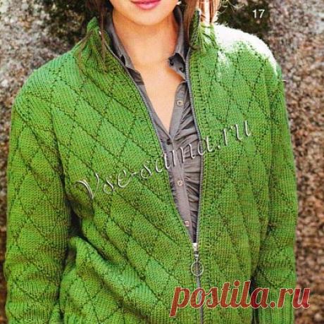 Зеленый жакет с узором из ромбов Простой узор из ромбов заполняет жакет с планками из резинки и на застежке-молнии. Смело комбинируйте эту спортивную модель с вещами разных стилей!