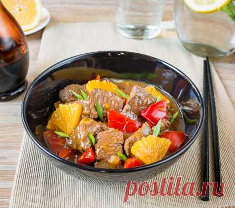 Телятина с апельсинами и сладким перцем на Вкусном Блоге Апдейт рецепта от 24.02.2009. Это блюдо было моим первым опытом приготовления еды с азиатскими мотивами 🙂 Предлагаю вам еще одно блюдо из разряда необычных сочетаний. Мясо со сладким перцем, цитрусом и имбирем составляют весьма интересный на вкус коктейль. Идеальным гарниром к такому блюду станет отварной длиннозерный рис. Телятину нарезаем на…