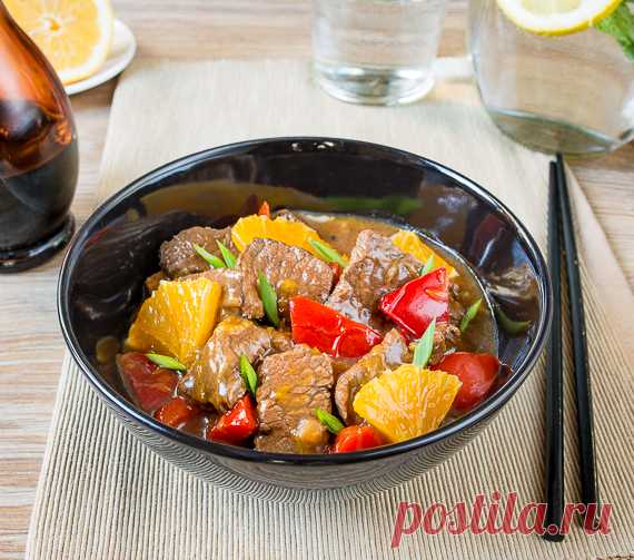 Телятина с апельсинами и сладким перцем на Вкусном Блоге Апдейт рецепта от 24.02.2009. Это блюдо было моим первым опытом приготовления еды с азиатскими мотивами 🙂 Предлагаю вам еще одно блюдо из разряда необычных сочетаний. Мясо со сладким перцем, цитрусом и имбирем составляют весьма интересный на вкус коктейль. Идеальным гарниром к такому блюду станет отварной длиннозерный рис. Телятину нарезаем на…