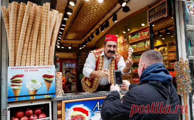 В какие страны выезжали россияне в первом полугодии 2025 года. В первом полугодии 2025 года россияне ездили за рубеж чаще, чем год назад: количество поездок оказалось на 7,8% больше, следует из данных ФСБ. Самым популярным направлением, в том числе у туристов, остается Турция