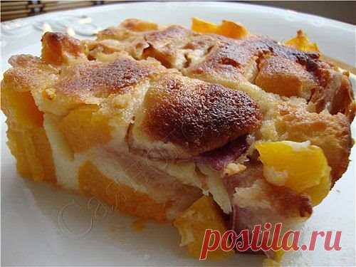 Осенний пирог с тыквой и яблоками - вкусный и простой! 
5-6 яблок 
300 грамм тыквы 
1 стакан сахара 
2 яйца 
4 столовые ложки растительного масла 
0,5 ч.л.разрыхлителя 
мука 
Тыкву нарезать кусочками, положить в смазанную форму и поставить в духовку на 10 минут. 
В это время можно нарезать на крупные кусочки яблоки. 
Вытаскиваем форму с чуть припеченой тыквой, ложим нарезанные яблоки и перемешиваем. Заливаем тестом и ставим в духовку на 40 минут при 200 град. 
для теста взбить сахар с яйцами,