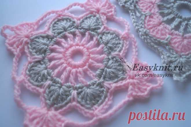 Двухцветный квдратный мотив пошагово | EasyKnit.ru