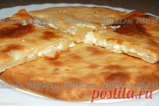 Рецепт хачапури по-имеретински

Хачапури - это блюдо грузинской кухни. Но не ошибусь, если скажу, что оно стало интернациональным. Классическое хачапури делается из мацони и сыра сулугуни, но они не всегда достойного качества и не всегда доступны, поэтому я хочу вас познакомить с прекрасным рецептом выпечки хачапури по-имеретински без этих ингредиентов. Мацони вполне заменит сметана, а сулугуни - обычный домашний сыр или даже творог. 
Итак, для приготовления хачапури по-им...