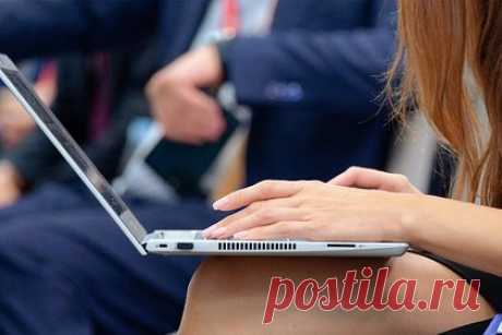 Двухфакторная аутентификация на «Госуслугах» станет обязательной для россиян. С 28 октября двухфакторная аутентификация на портале «Госуслуги» станет обязательной для всех пользователей. «Пользователи портала смогут один раз войти в аккаунт старым способом, чтобы уточнить данные, например, номер телефона, и определиться с выбором дополнительной защиты», — сообщило Минцифры.
